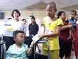 Em Tiến (ngồi xe lăn) trao quà hỗ trợ cho các bệnh nhi nghèo. Ảnh: X.D.