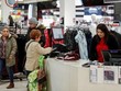 Một khách hàng đang thanh toán tại trung tâm thương mại ở Illinois (Mỹ). Ảnh: Reuters.