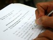 Thí sinh làm đơn đăng ký dự tuyển công chức ngành thuế năm 2014. Ảnh: Bá Đô.