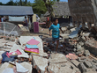 Người dân đảo Lombok, Indonesia, tìm kiếm của cải sót lại hôm 12/8 sau khi nhà cửa bị động đất phá hủy. Ảnh: AFP.