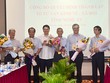 Lãnh đạo tỉnh tặng hoa chúc mừng các thành viên Tổ tư vấn. Ảnh: CTV.