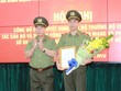 Thứ trưởng Bùi Văn Nam trao quyết định và chúc mừng Thiếu tướng Nguyễn Văn Chính. Ảnh CAND.