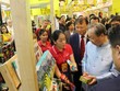 Ông Sontirat Sontijirawong - Bộ trưởng Thương mại Thái Lan (Áo xanh dương) và ông Đỗ Thắng Hải - Thứ trưởng Công thương Việt Nam (đeo cravat) tham quan một gian hàng chiều ngày 22/8.