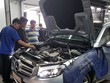 Khách hàng nối ống thở cho GLC tại một đại lý Mercedes ở Sài Gòn.