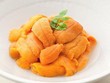 Trứng nhum Nhật - loại hải sản đang được giới nhà giàu chuộng mua về ăn.