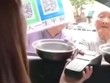 Một bà lão ăn xin người Trung Quốc đang xin tiền bằng máy POS quẹt thẻ ATM. (Nguồn: The Times).