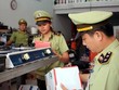 Lực lượng quản lý thị trường đi kiểm tra hành hóa (Ảnh minh họa/Dân Việt)