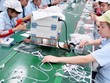 Dây chuyền Kl994 nhà cái bóng đá world cup tai nghe cho điện thoại thông minh của Công ty trách nhiệm hữu hạn Glonics Việt Nam với 100% vốn FDI Hàn Quốc. (Ảnh: Hoàng Nguyên/TTXVN).