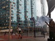 Cửa kính tại các căn hộ của một chung cư cao tầng ở Hong Kong bị vỡ vì mưa to, gió lớn trong bão Mangkhut. (Ảnh: Reuters)