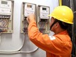 Công nhân ngành điện kiểm tra công tơ dùng điện của các hộ gia đình. Ảnh: HN.