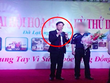 Bị can Nguyễn Thế Anh (bìa trái) trong một hoạt động của công ty. Ảnh chụp màn hình. 