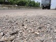 Có những đoạn trên quốc lộ 1A đoạn đi qua Bình Định mặt đường rất xấu. (Ảnh: Quốc Dũng/TTXVN).