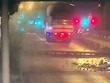 Xe tải va quẹt với giàn giáo. Ảnh: cắt từ clip.