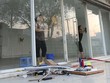 Cư dân block A, chung cư Carina Plaza trở về thu dọn để mở cửa lại quán cà phê Yuki ở tầng 1. (Ảnh: Thanh Vũ/TTXVN).