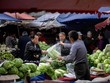 Người dân mua đồ tại một khu chợ ở Bắc Kinh (Trung Quốc). Ảnh: AFP.