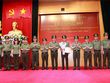 Thứ trưởng Nguyễn Văn Thành trao quyết định và chúc mừng Đảng bộ Cục Đối ngoại nhiệm kỳ 2018 - 2020; chúc mừng các đồng chí được chỉ định tham gia Ban Thường vụ Đảng ủy. Ảnh Mps.gov.vn.