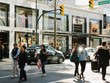 Người mua sắm trên phố Alberni Street. Ảnh: Bloomberg.