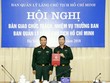 Thiếu tướng Nguyễn Văn Cương, Trưởng ban Ban Quản lý Lăng, Tư lệnh Bộ Tư lệnh Bảo vệ Lăng trao quyết định của Thủ tướng Kl993 ưu đãi thưởng hấp dẫn cho Đại tá Bùi Hải Sơn.