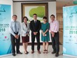 Các thành viên Nhóm chấm báo cáo phát triển bền vững.