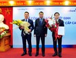 Thống đốc NHNN Lê Minh Hưng trao Quyết định đại diện phần vốn 99Kl99 trực tiếp đá gà tại VietinBank cho ông Lê Đức Thọ - Chủ tịch HĐQT và tặng hoa chúc mừng ông Lê Đức Thọ - Chủ tịch HĐQT (phải) và ông Trần Minh Bình - Quyền Tổng Giám đốc (trái).