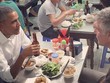 Những món ăn bán đầy vỉa hè Việt bất ngờ “nổi danh” trên báo Tây