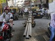 Người dân trên một con phố ở Mumbai (Ấn Độ). Ảnh: Reuters.