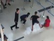 Một nhóm thanh niên đạp ngã nữ nhân viên hàng không ở sân bay Thọ Xuân. Ảnh cắt từ Video.