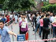 Hàng nghìn thí sinh xếp hàng nộp hồ sơ thi công chức ngành thuế Hà Nội năm 2014. Ảnh: Bá Đô.