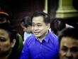 Vũ "nhôm" nộp tài liệu kêu oan. (ảnh: Phạm Nguyễn).