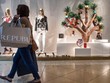 Người mua sắm đi qua cửa hàng của Louis Vuitton trong dịp Black Friday. Ảnh: AFP
