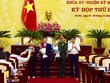Hai tân Ủy viên UBND thành phố ra mắt và nhận hoa chúc mừng.