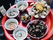 Chủ quán sẽ dùng máy tính hoặc điện thoại để tính tiền rồi truyền đạt lại cho khách. Ảnh: Hoàng Tuấn Anh.