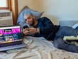 Bất cứ ai hỏi làm nghề gì, Jovan nói livestream xin tiền cũng chính là nghề của anh. Ảnh: Nytimes.