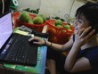 Người Việt tiếp cận thương mại điện tử ngày càng nhiều và thuận lợi. Ảnh: AFP.