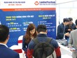 Gian hàng Ví Việt thu hút đông đảo học sinh, sinh viên và các bạn trẻ hưởng ứng tham gia.