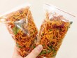 Nhiều đồ ăn vặt bị cấm khi nhập cảnh.