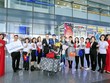 Đại diện nhà tổ chức và fan Việt sẵn sàng chào đón Bad Boys Blue tại sân bay.