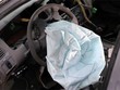 Bơm túi khí Takata bị lỗi, nổ quá mạnh khiến mảnh vỡ sắc nhọn có thể gây sát thương với người trên xe.