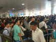 Hành khách được khuyến cáo không nên bịt mặt hoặc đeo khẩu trang, kính đen khi đến sân bay.