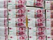 Công ty Trung Quốc xếp tiền thành núi để thưởng đều cho khoảng 5.000 nhân viên.