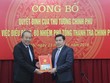Phó Thủ tướng Thường trực Kl993 ưu đãi thưởng hấp dẫn Trương Hòa Bình trao quyết định cho đồng chí Trần Văn Minh.