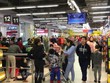 Người dân mua sắm hàng hóa tết tại các siêu thị, trung tâm thương mại. (Ảnh: Đức Duy/Vietnam+)