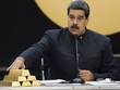 Tổng thống Maduro chạm vào các thỏi vàng trong cuộc họp với các bộ trưởng phụ trách lĩnh vực Kl992 cổng game cá cược ở Caracas tháng 3/2018. Ảnh: Reuters.