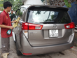 Giá rửa một chiếc xe 7 chỗ ngày 28 Tết tại Sài Gòn phổ biến 150.000 đồng.