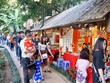 Khu vực xin chữ tại Văn Miếu-Quốc Tử Giám thu hút rất đông người dân và du khách. (Ảnh: Khánh Hòa/TTXVN phát).