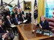 Tổng thống Mỹ Donald Trump (phải) trong cuộc gặp với Phó Thủ tướng Trung Quốc Lưu Hạc (trái) tại Washington, DC, Mỹ, ngày 22/2. (Nguồn: AFP/TTXVN).