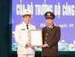 Thượng tướng Bùi Văn Nam trao quyết định và chúc mừng Đại tá Võ Trọng Hải.
