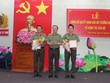 Thứ trưởng Nguyễn Văn Thành trao quyết định và chúc mừng Đại tá Nguyễn Tri Phương, Đại tá Nguyễn Văn Trãi.