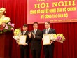 Đồng chí Hà Ban trao quyết định và chúc mừng đồng chí Y Thanh Hà Niê Kđăm và đồng chí Nguyễn Hải Ninh.