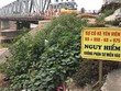 Mố cầu Đuống nhiều lần bị lún sụt. Ảnh: Trần Quang.